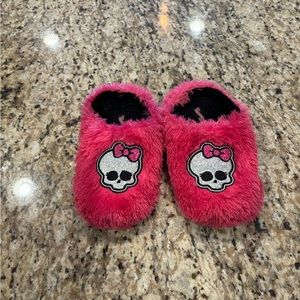 🖤 Sz2/3 Monster High Pink Fuzzy Slippers🖤